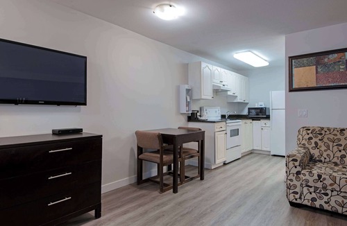Kamloops Hotel | Travelodge by Wyndham Kamloops Mountview