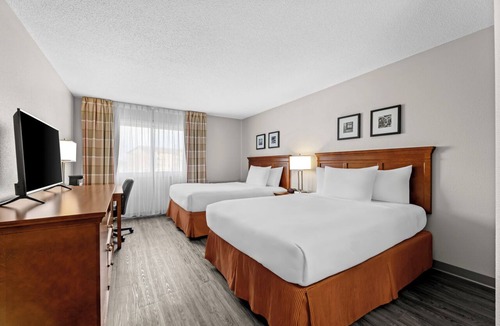 Regina Hotel | Travelodge Suites by Wyndham Regina/Eastgate Bay