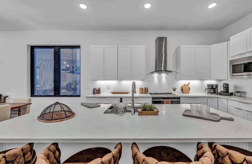 Tremont House | Tremont Modern Stay | Gym + Sleeps 8