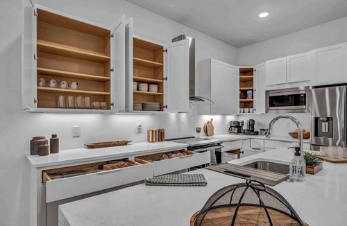 Tremont House | Tremont Modern Stay | Gym + Sleeps 8