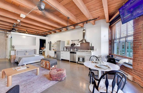 Downtown Eastside Apartment | Trendy Open Concept Loft in Historic Gastown