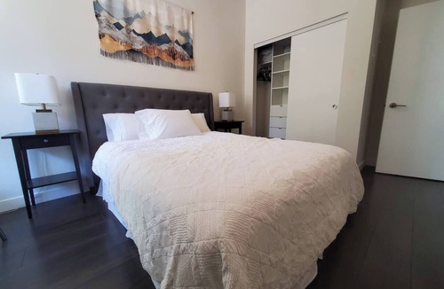 Mount Pleasant Condo | Trendy Vancouver Townhouse Near Downtown w/Parking & Gym