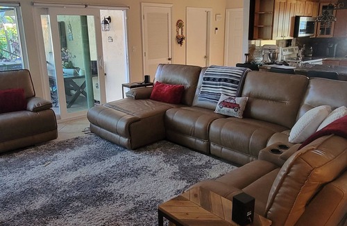 Deerfield Beach House | Tropical 3-bedroom house with Oasis Pool and Hot Tub in Deerfield Beach