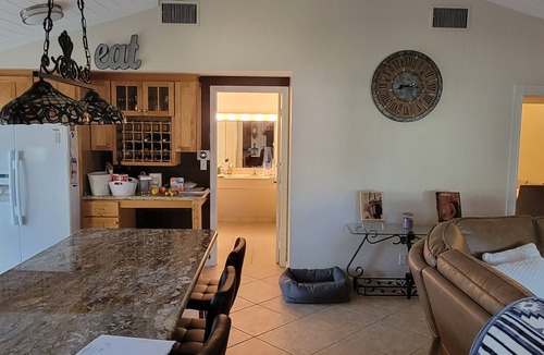 Deerfield Beach House | Tropical 3-bedroom house with Oasis Pool and Hot Tub in Deerfield Beach