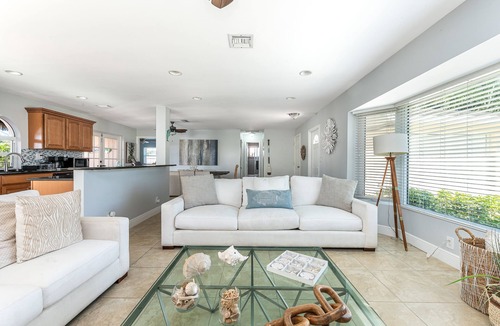 Palm Beach Gardens House | Tropical 4BR Saltwater Pool
