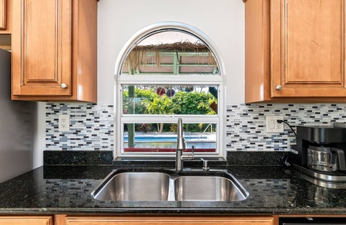 Palm Beach Gardens House | Tropical 4BR Saltwater Pool