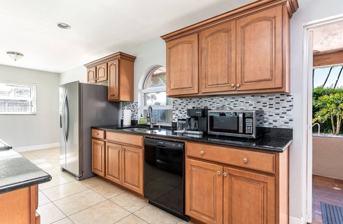 Palm Beach Gardens House | Tropical 4BR Saltwater Pool