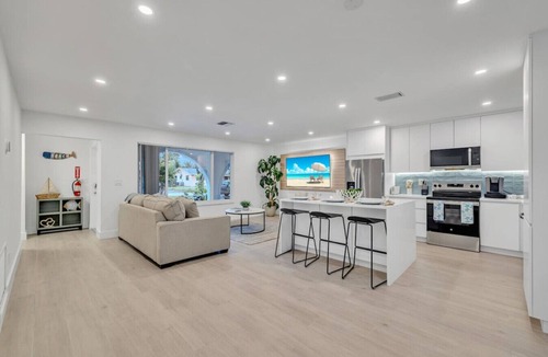Plantation House | Tropical Bliss 15 Min to Beach
