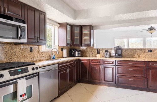 Pembroke Pines House | Tropical Bliss Retreat: Poolside Paradise Awaits