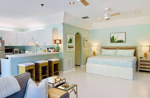Palm Beach Country Estates House | Tropical escape in a private guest cottage - 10 min from the beach!