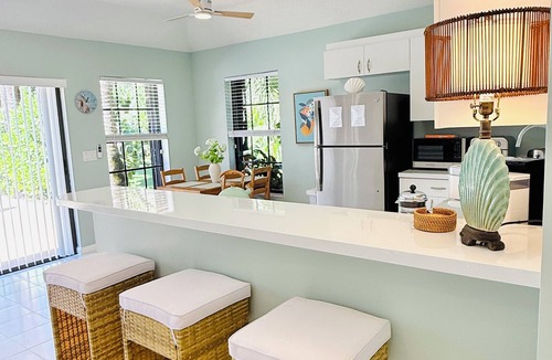 Palm Beach Country Estates House | Tropical escape in a private guest cottage - 10 min from the beach!