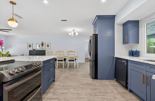 Hunt Club House | Tropical Oasis~Heated Pool~Sleeps 10~Family Pet Friendly, Fully Fenced Yard