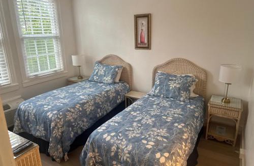 Palm Beach Apartment | TROPICAL Palm Beach NEW SUITE 3 Beds 2 BEDRS &2BATHROOMS ENSUITE BEACH 5 MINOutdoorPOOL Garden