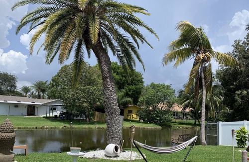 Hallandale Beach Cottage | ☀️Tropical Pool&Water🌸Garden KingBed o 2 twins Best Sunset, Beach BBQ,Shop,Dine