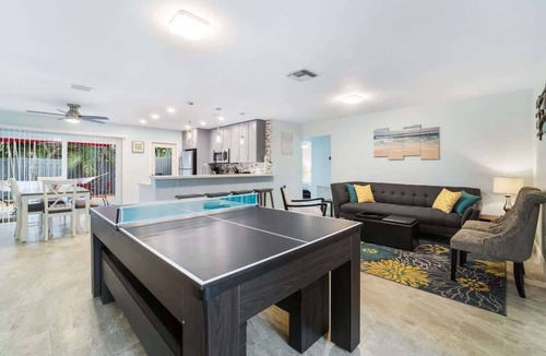 Dania Beach House | Tropical spa! Hot tub, ping pong table, 5min to Beach, airport, & downtown!