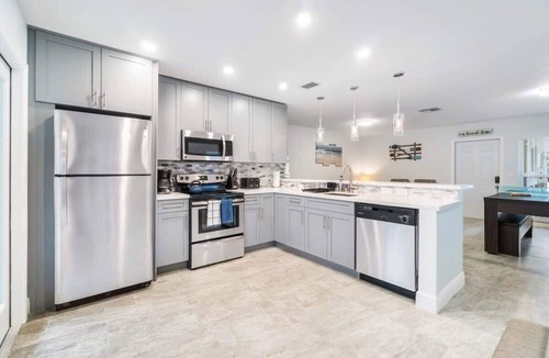 Dania Beach House | Tropical spa! Hot tub, ping pong table, 5min to Beach, airport, & downtown!