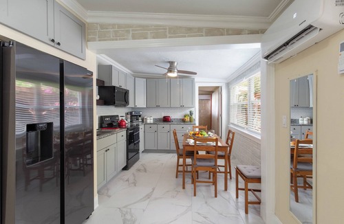 Greenacres House | Tropical Vibes! Spacious 2BD/1BA, BBQ, Parking & more -10 min to Best Locations