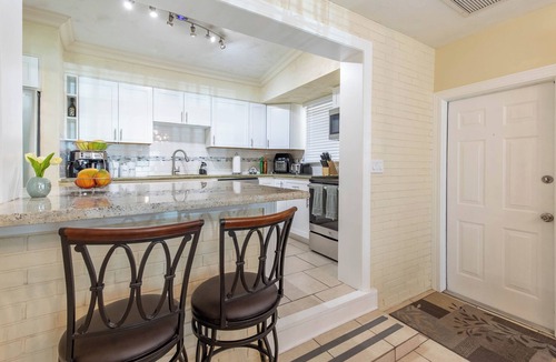 Greenacres House | Tropical Vibes! Spacious 3BD/2BA, BBQ, Parking & more -10 min to Best Locations