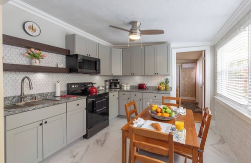 Greenacres House | Tropical Vibes! Spacious 5BD/3BA, BBQ, Parking & more -10 min to Best Locations