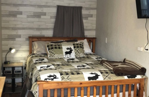 Okanagan-Similkameen House | Tulameen Cozy Bunk house Cabin Perfect for Two people, with Kitchenette, & BBQ