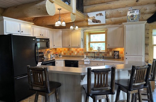 Park County Cabin | Tweek's Cabin- luxury cabin with yard, fire pit, and hot tub!