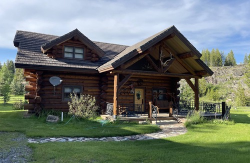 Park County Cabin | Tweek's Cabin- luxury cabin with yard, fire pit, and hot tub!