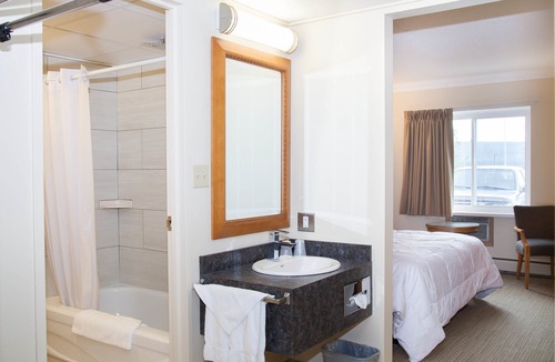 Hinton Hotel | Twin Pine Inn & Suites