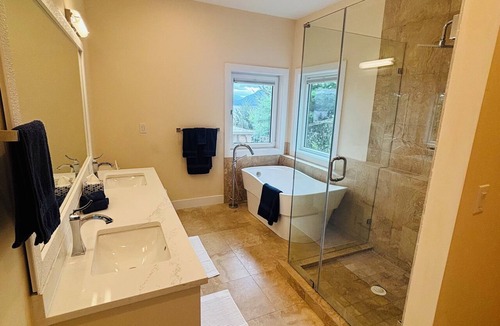 Gibsons House | Twin Timbers 2 Bedroom Ocean View Retreat With Outdoor Kitchen