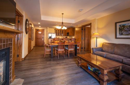 Mount Crested Butte Apartment | Two Bedroom Condo with a Balcony in Mountaineer Square condo