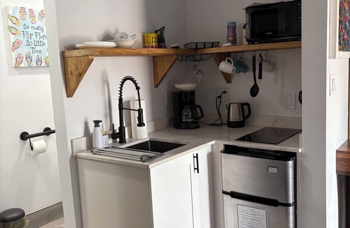 East Fort Lauderdale Cottage | Two Double Beds Studio a step from the Beach,fenced yard, free parking private