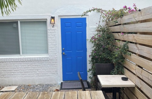 East Fort Lauderdale Cottage | Two Double Beds Studio a step from the Beach,fenced yard, free parking private