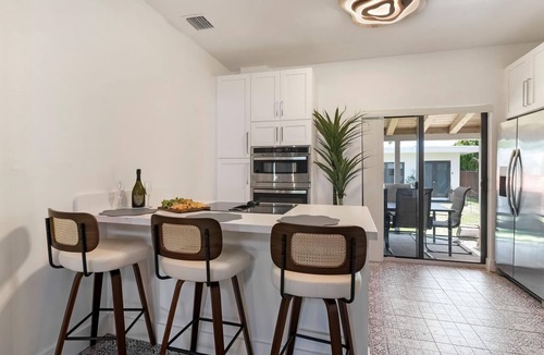 Northeast Miami Villa | Ultimate Miami Group Retreat | Sleeps 20 | Near Stadium, Beaches & Attractions