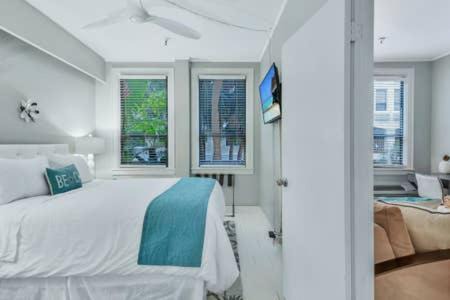 Palm Beach Apartment | Ultra modern Palm Beach Island 1 bedroom 400 SF Pool view suite 2 blocks to beach with free parking!