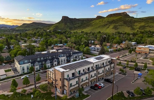 Golden Condo | Unbeatable Location Golden Condo - Walk Everywhere
