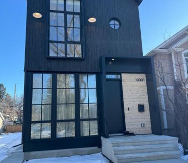 West Edmonton Apartment | Uncover the Gem of Glenora Oasis