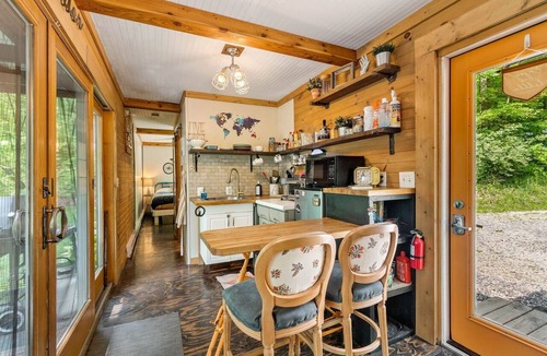 Somerdale Cabin | Unique Dover Accommodation with a Hot Tub Perfect for Glamping in Ohio
