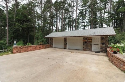 Tomahawk Cabin | Unique Waterfront Cabin In Tomahawk - 5 bedrooms available