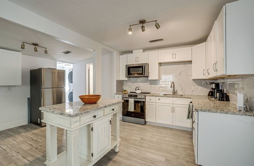 Siesta Key Cottage | Unwind Poolside + Walk to Beach! Sarasota Retreat