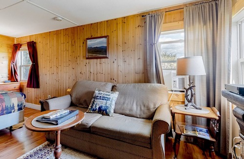 Thornton Apartment | Updated cabin with WiFi, mountain views, firepit & pool