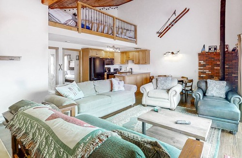 Jackson Condo | Updated condo w/Mt Washington views, free WiFi, private washer/dryer, & more