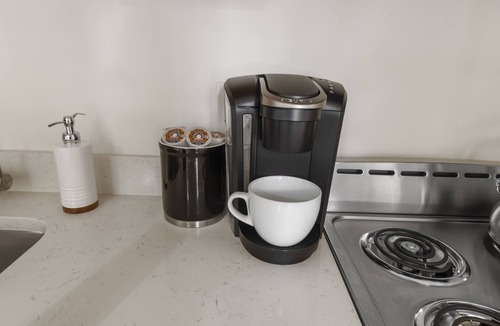 Salem Apartment | Updated single level unit in the heart of Salem Common.