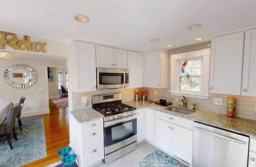 Dennis House | Updated Victorian cottage centrally located, near beaches, village and playground