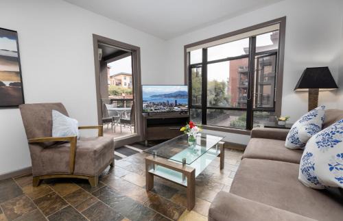 South Pandosy Apartment | Upgraded lakeside resort dream vacation home
