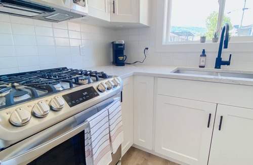 Gibsons Apartment | Upper Gibsons Stay · Quiet & Central 1 Bed Suite close to shops & nature trails