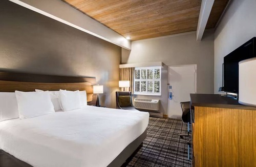 Glenwood Springs Hotel | Upscale Colorado Escape w/Heated Pool | Spa Access | Free Breakfast