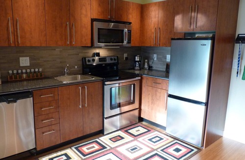 Colwood Condo | Upscale Condo Close to Golf, Beach and RRU