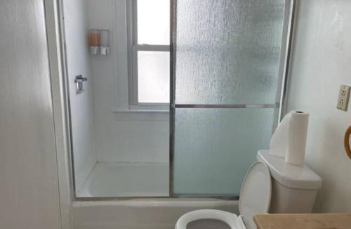 Cleveland House | First Floor Room 8 min from Cle Airport Quiet Street All you need