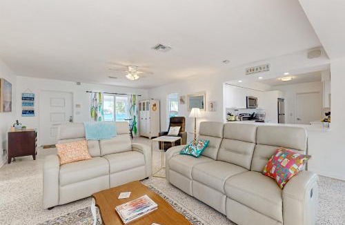 Lake Worth House | Lake Views! Florida Family Retreat 4 Mi to Beach