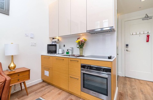 Almont Apartment | Chic Heritage Studio in Downtown Victoria