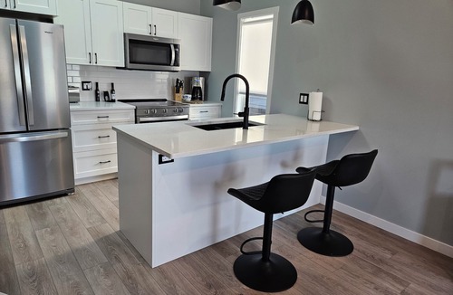 Central Okanagan House | Vacation in luxury ! A golfers Dream.Modern newly built modular home.
